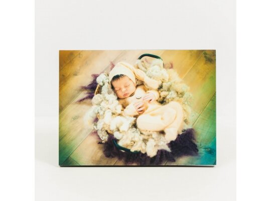 תמונת תינוק מודפסת על בלוק עץ